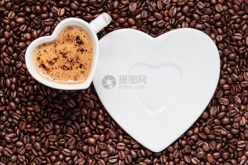 热饮白咖啡杯心以烤豆本底的咖啡杯拿铁制成图片