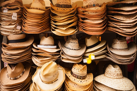当地供应商在旅游点出售帽子图片