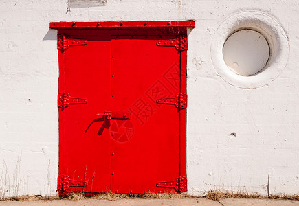 灯塔基地的红门和白墙形成史塔克的构对比背景图片