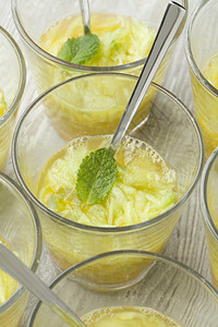 摩洛哥黄瓜沙拉加橙汁和薄荷图片