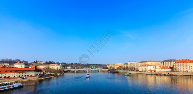 位于捷克布拉格的Vltava和桥梁的美景图片