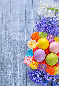 纸质花朵和彩色鸡蛋背景图片