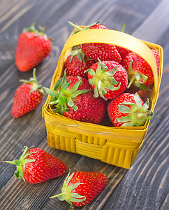 装在黄色篮子里的草莓高清图片