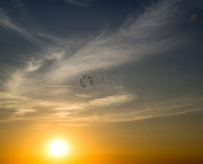 有云和太阳的天空图片