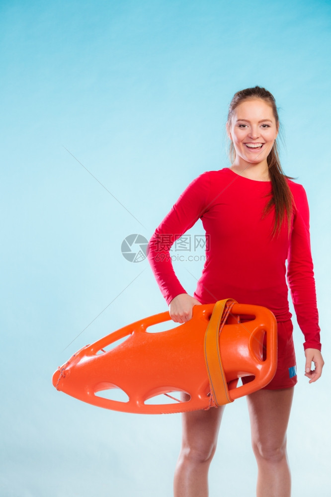 预防意外事故和救水年轻女在值勤时微笑的女救生员将漂浮设备放在蓝色上图片