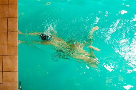游泳比赛娱乐图片