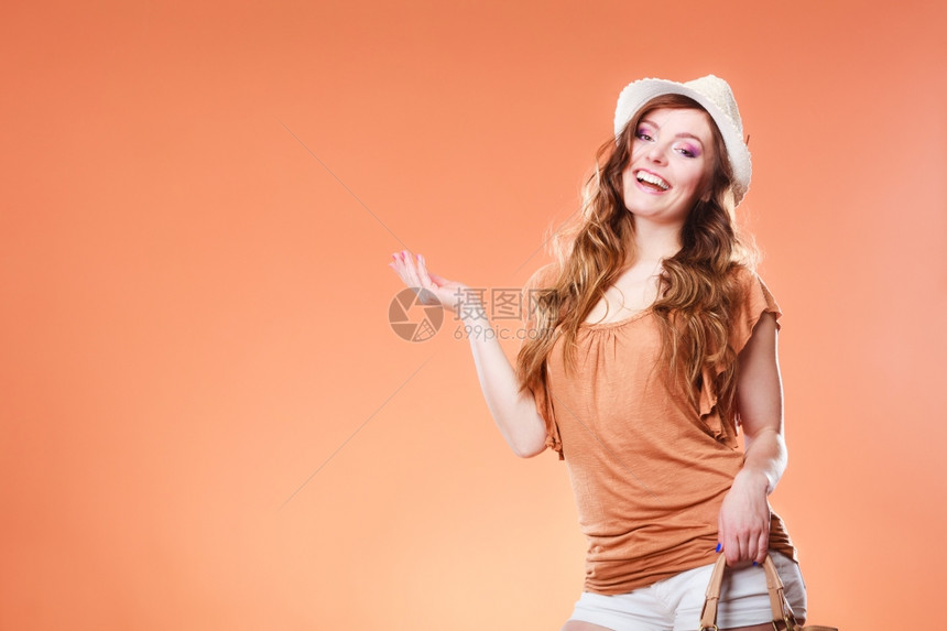 暑假和穿着时装草帽的女孩棕色有吸引力女游客肖像图片