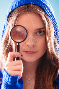 调查探索教育概念女少透过放大镜蓝色的图片