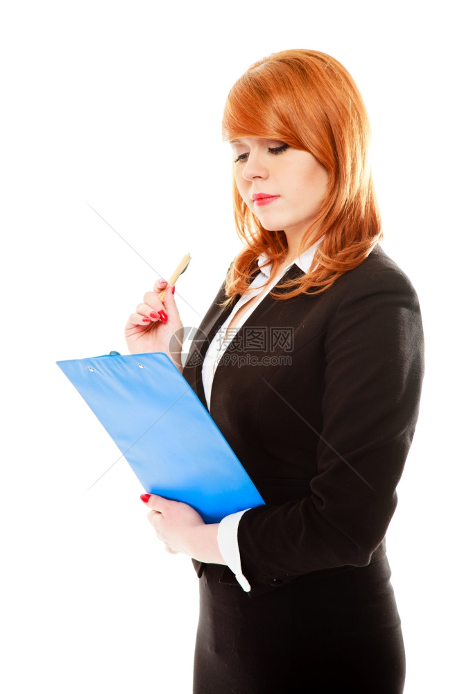 深思熟虑的商业妇女拥有剪贴板和笔女办公室工作人员思维孤立于白人背景图片