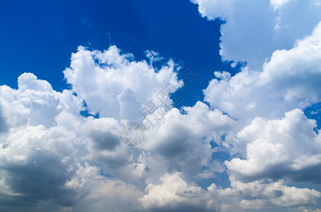 带有微云的天空背景背景图片