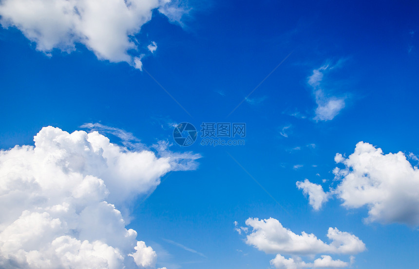 带有微云的天空背景图片