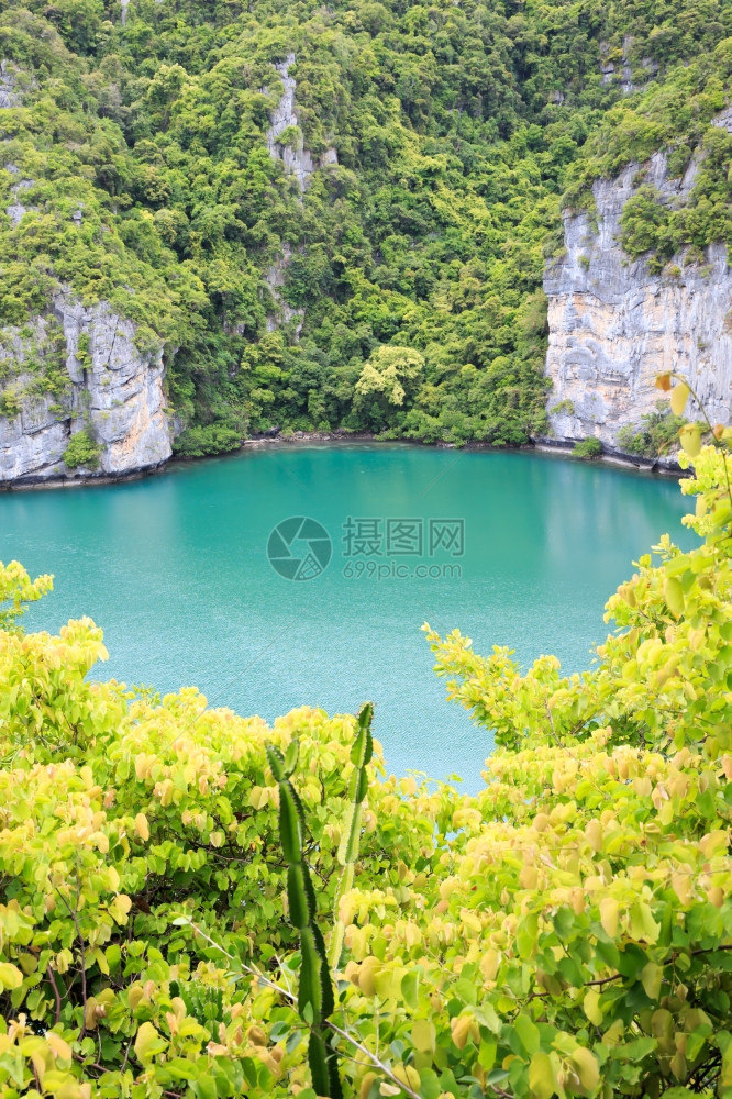 亚曼海中的岛屿图片