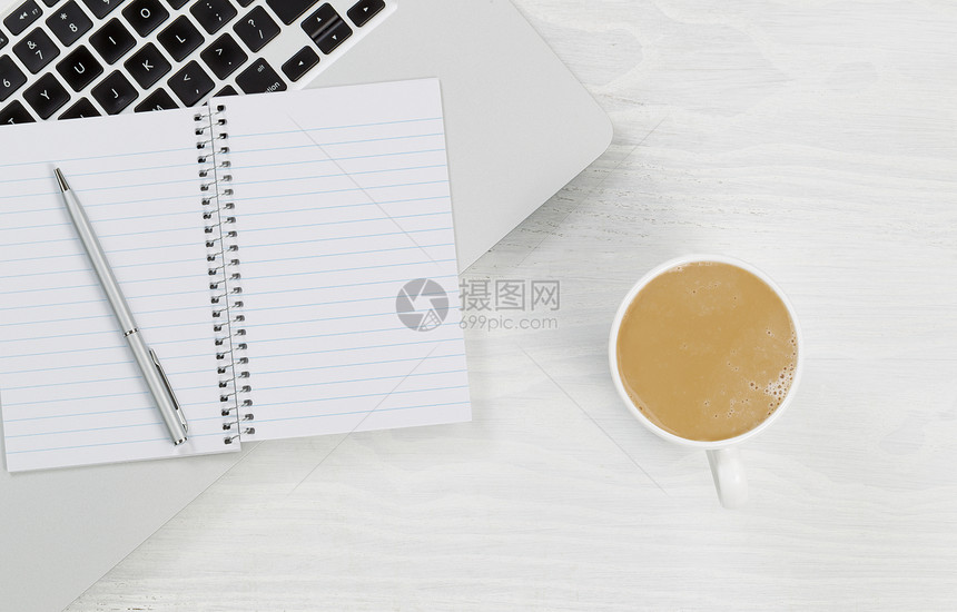 笔记本电脑咖啡和空白笔记本的高角度视图银笔放在锈白色桌面上xAxA图片