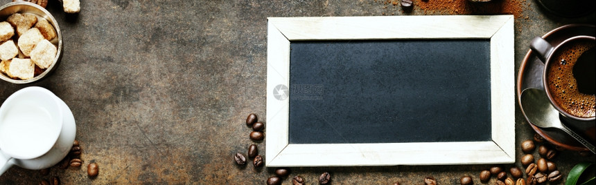 杯咖啡和粉红板菜单以黑暗的古年背景图片