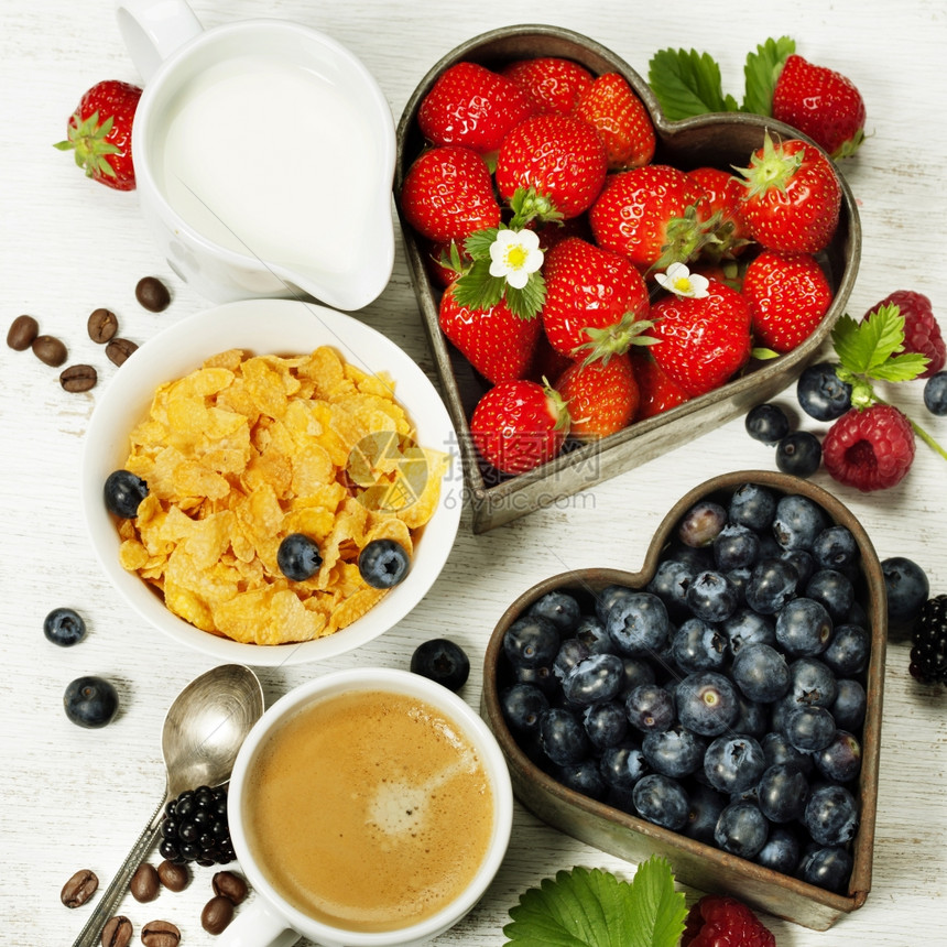 俯视图健康早餐玉米片和牛奶果汁图片