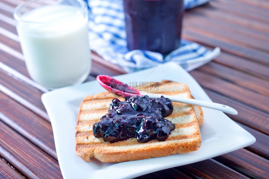 蓝莓罐头果酱和吐司面包图片