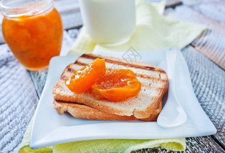 黄桃罐头果酱和吐司面包图片