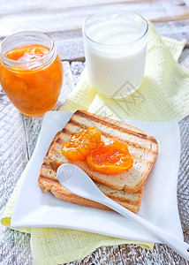 黄桃罐头果酱和吐司面包图片