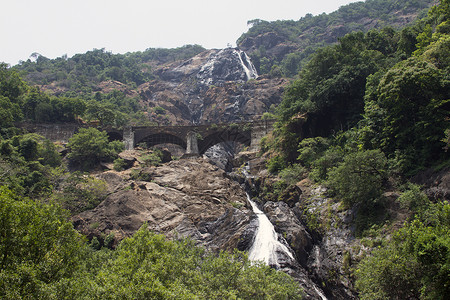 丛林中的瀑布悬崖上铁路景色很美印迪亚果阿高清图片