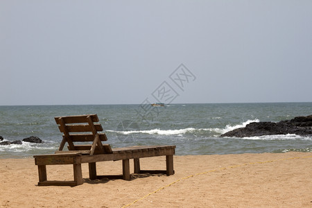 沙滩上的木板床印度果阿高清图片