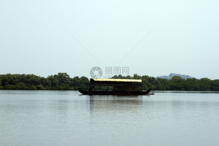 海上的老渔船印度果阿图片