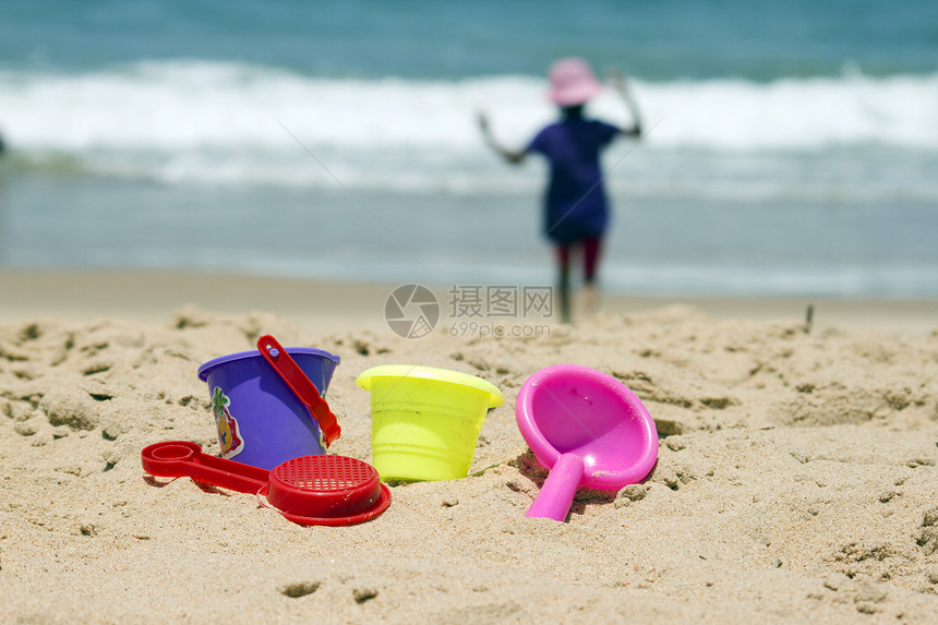 孩子们在海滩上玩多彩的玩具图片