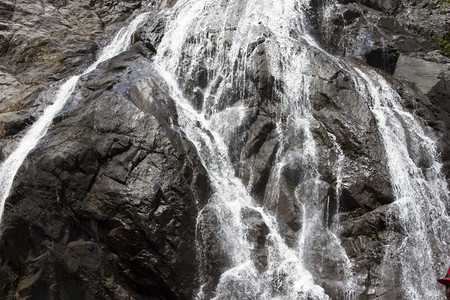 丛林中的瀑布一个美丽的景象陡峭岩石IndiyaGoa图片