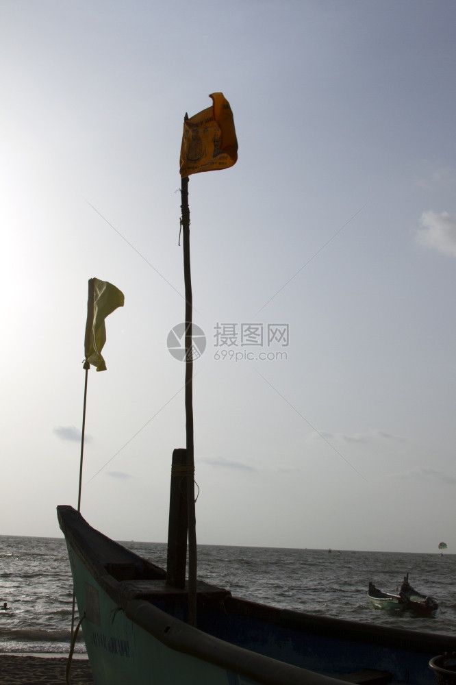旧渔船站在沙滩上印度果阿图片