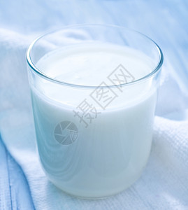 餐布上的纯牛奶高清图片