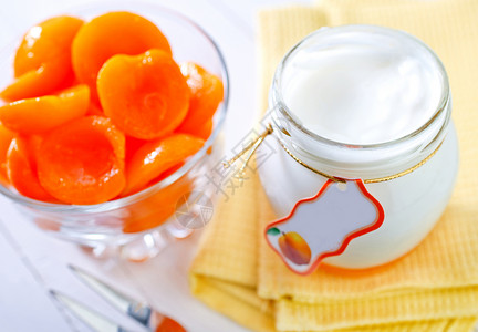 黄桃罐头和酸奶图片