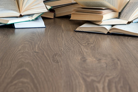 木制甲板桌面上的书本背景图片