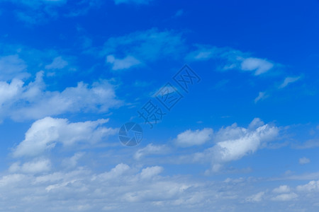 带有微云的天空背景图片
