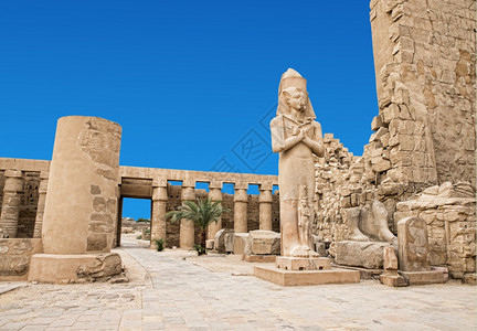 欧西里斯埃及卡纳克寺庙古老废墟背景