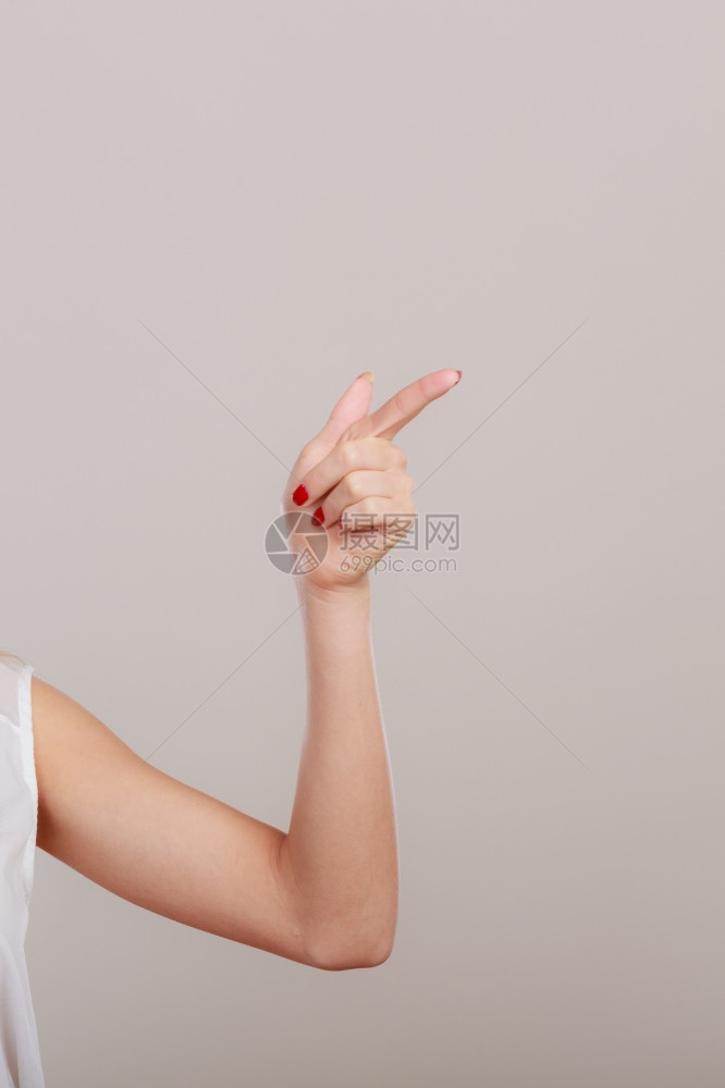 女用手指针复制灰色空间图片