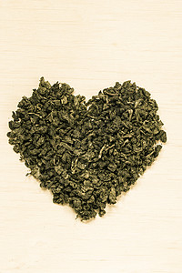 饮食保健概念木制表面形成的绿茶心降低脏病风险的健康食品饮料图片
