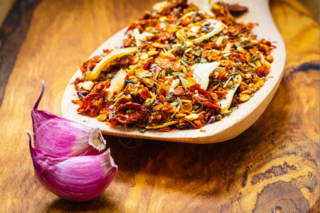 好吃的烹饪热彩色调味品用于木勺上意大利面的混合烹饪素材图片