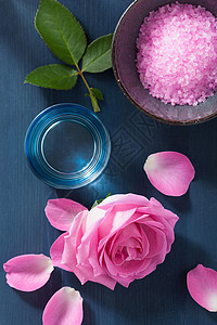 蓝色玫瑰花瓣用于温泉和芳香治疗的花草盐背景