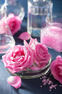 用玫瑰花盐和化学火瓶装的炼粉和芳香疗法图片