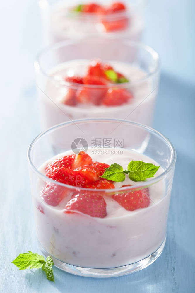 以酸奶和草莓为早餐的健康图片