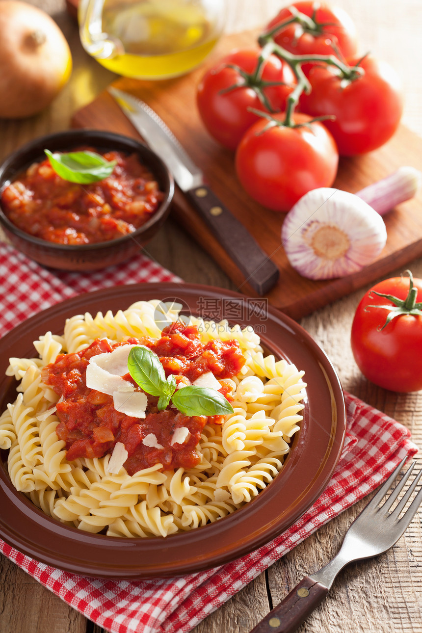 意大利面番茄酱和辣椒图片