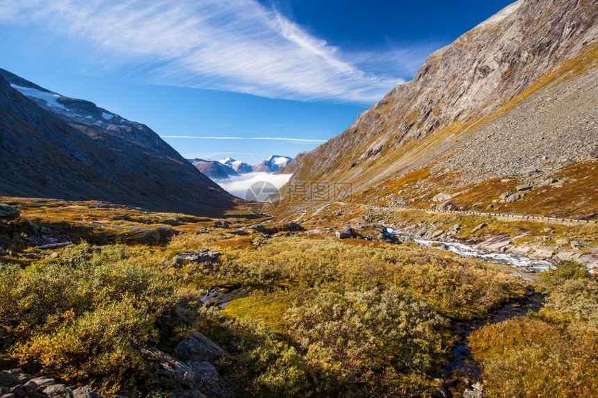 阳光明媚的秋天观挪威GamleStrynefjellsvegen图片
