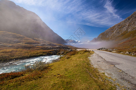 西高地路挪威阳光明媚和雾漫的GamleStrynefjellsvegen背景