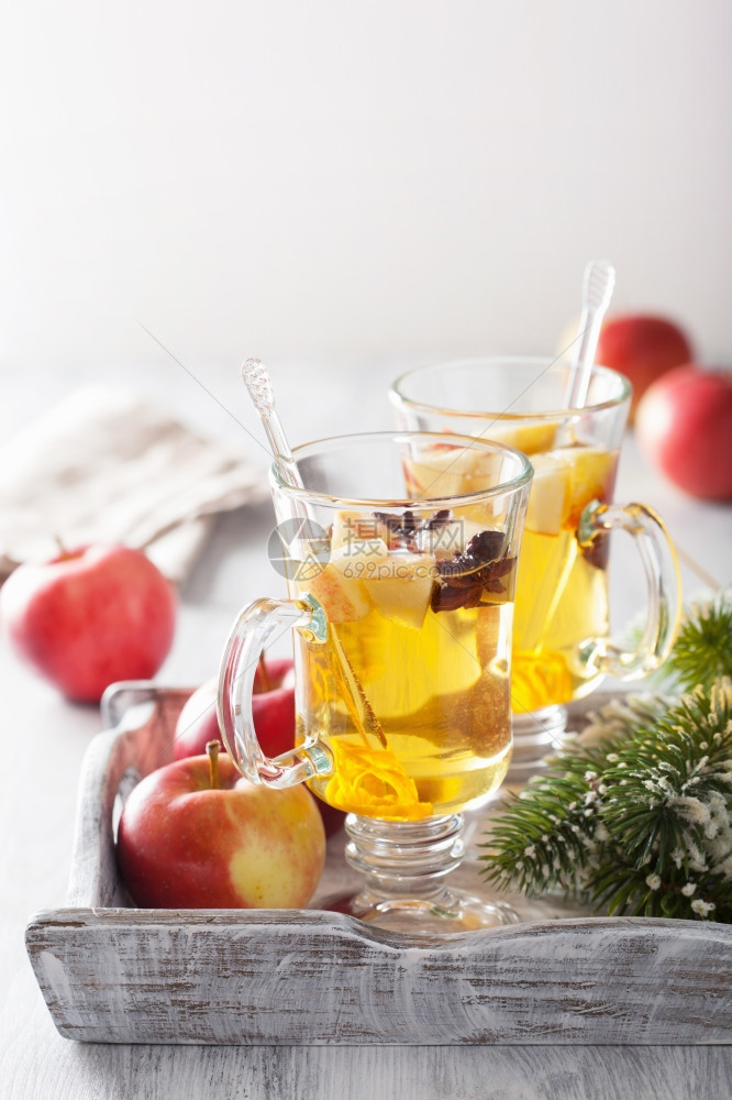 一杯果酱苹汁加橙子和香料冬季饮图片