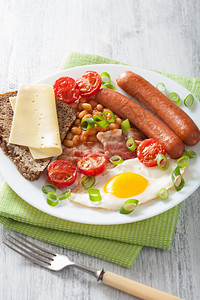 英文早餐和煎鸡蛋香肠培根西红柿豆图片