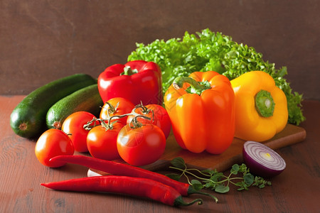 生锈背景的健康蔬菜胡椒番茄沙拉图片