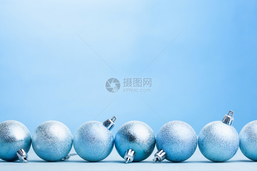 蓝色圣诞节球装饰背景图片