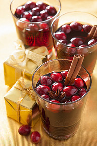 一杯红葡萄酒加莓和香料冬季饮背景图片