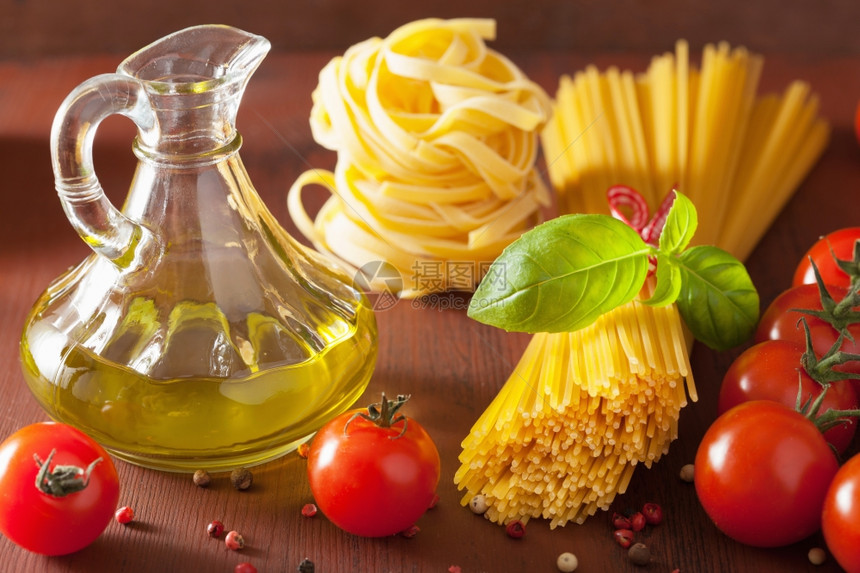 意大利菜在古典厨房里图片