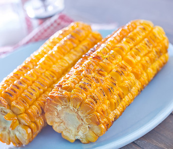 黄油烤甜玉米图片