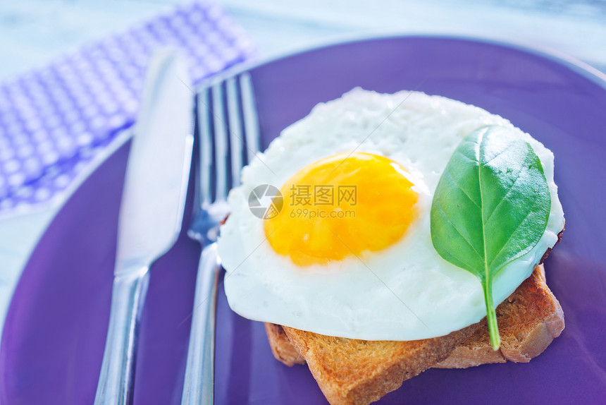 早餐炒鸡蛋和烤面包图片